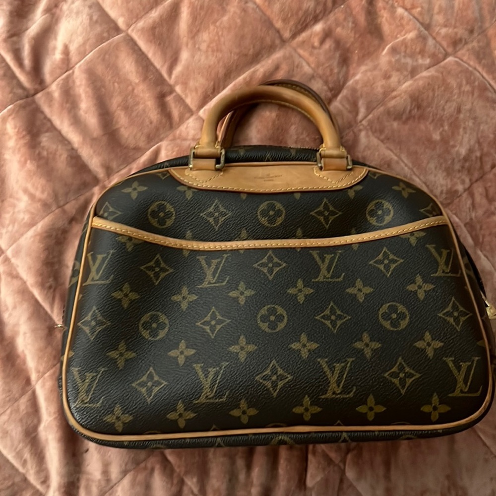 Brown Louis Vuitton bag 1 exterior pocket 4 interior pockets well conditioned